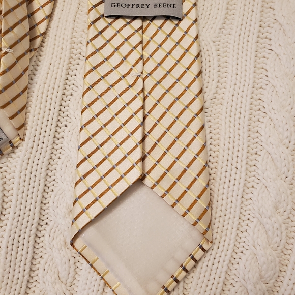 Geoffrey Beene Off-White Silk Tie - Picture 2 of 5